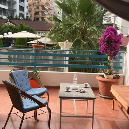 Tatil Evi Meni's Family Saranda